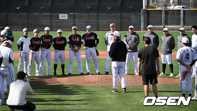 20일(한국시간) 미국 애리조나주 스코츠데일 인디언스쿨 파크 베이스볼필드에서 LG 트윈스의 청백전이 진행됐다. LG 선수들이 김정준 수석코치의 말을 듣고 있다. 2025.02.20 / sunday@osen.co.kr