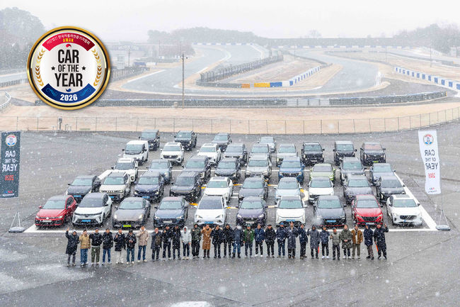 실차테스트를 마친 뒤 기념촬영을 하고 있는 한국자동차전문기자협회 회원들. 