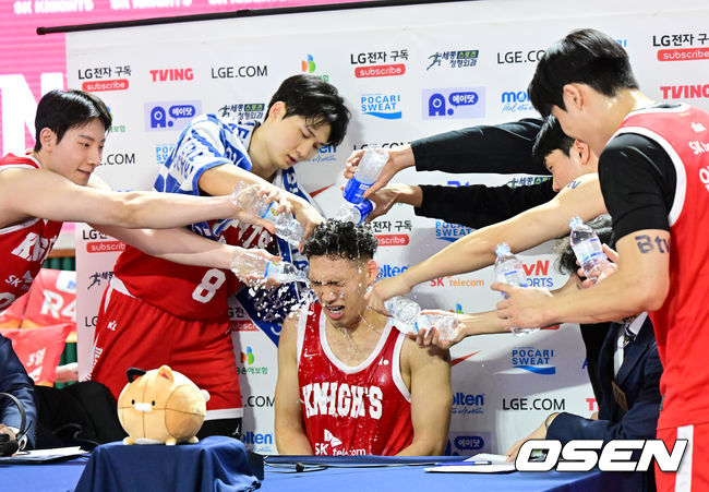 SK 에디 다니엘이 방송 인터뷰를 마치고 동료선수들의 물세례를 받고 있다.