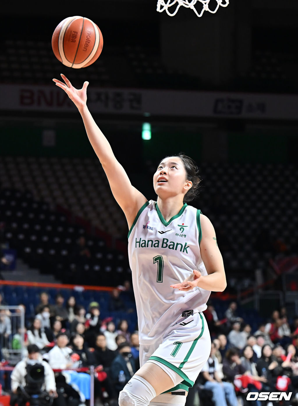 19일 부산 사직실내체육관에서 BNK금융 2025~2026 여자프로농구 부산 BNK와 부천 하나은행의 경기가 열렸다. BNK는 KB스타즈와 함께 8승 6패로 공동 2위에 올라 있는 가운데, 5연승으로 부동의 1위를 질주 중인 하나은행을 상대로 단독 2위 도약에 도전한다.부천 하나은행 박소희가 속공에 이은 골밑슛을 하고 있다. 2025.12.19 / foto0307@osen.co.kr