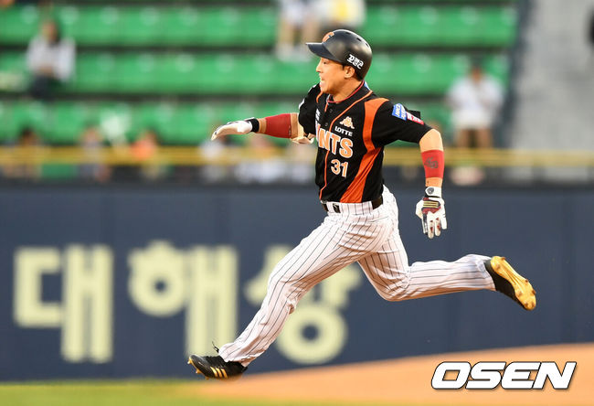 [OSEN=잠실, 지형준 기자] 12일 오후 서울 잠실야구장에서 열린 '2017 타이어뱅크 KBO리그' LG 트윈스와 롯데 자이언츠의 경기, 1회초 무사에서 롯데 손아섭이 좌중간 2루타를 날리고 전력질주하고 있다. /jpnews@osen.co.kr
