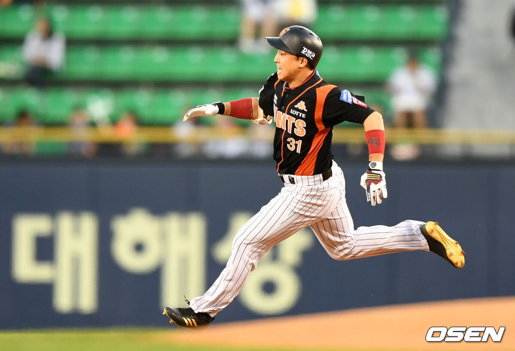 12일 오후 서울 잠실야구장에서 열린 '2017 타이어뱅크 KBO리그' LG 트윈스와 롯데 자이언츠의 경기, 1회초 무사에서 롯데 손아섭이 좌중간 2루타를 날리고 전력질주하고 있다. /jpnews@osen.co.kr