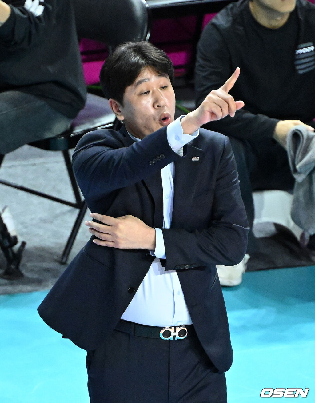 14일 오후 인천 삼산월드체육관에서 프로배구 진에어 2025~26 V리그 흥국생명과 한국도로공사의 경기가 열렸다.흥국생명은 11승 10패로 3위, 한국도로공사는 승점 17승 4패로 1위를 기록하고 있다.1세트 한국도로공사 김종민 감독이 작전을 지시하고 있다. 2026.01.14 /sunday@osen.co.kr