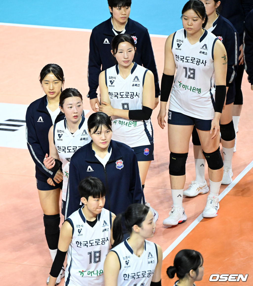 흥국생명은 14일 오후 인천 삼산월드체육관에서 열린 진에어 2025-2026 V-리그 한국도로공사와의 경기에서 세트 스코어 3-1(23-25, 25-22, 29-27, 25-0)로 승리했다.흥국생명은 3연승을 달렸다.경기 종료 후 한국도로공사 선수들이 패배에 아쉬워하고 있다. 2026.01.14 /sunday@osen.co.kr