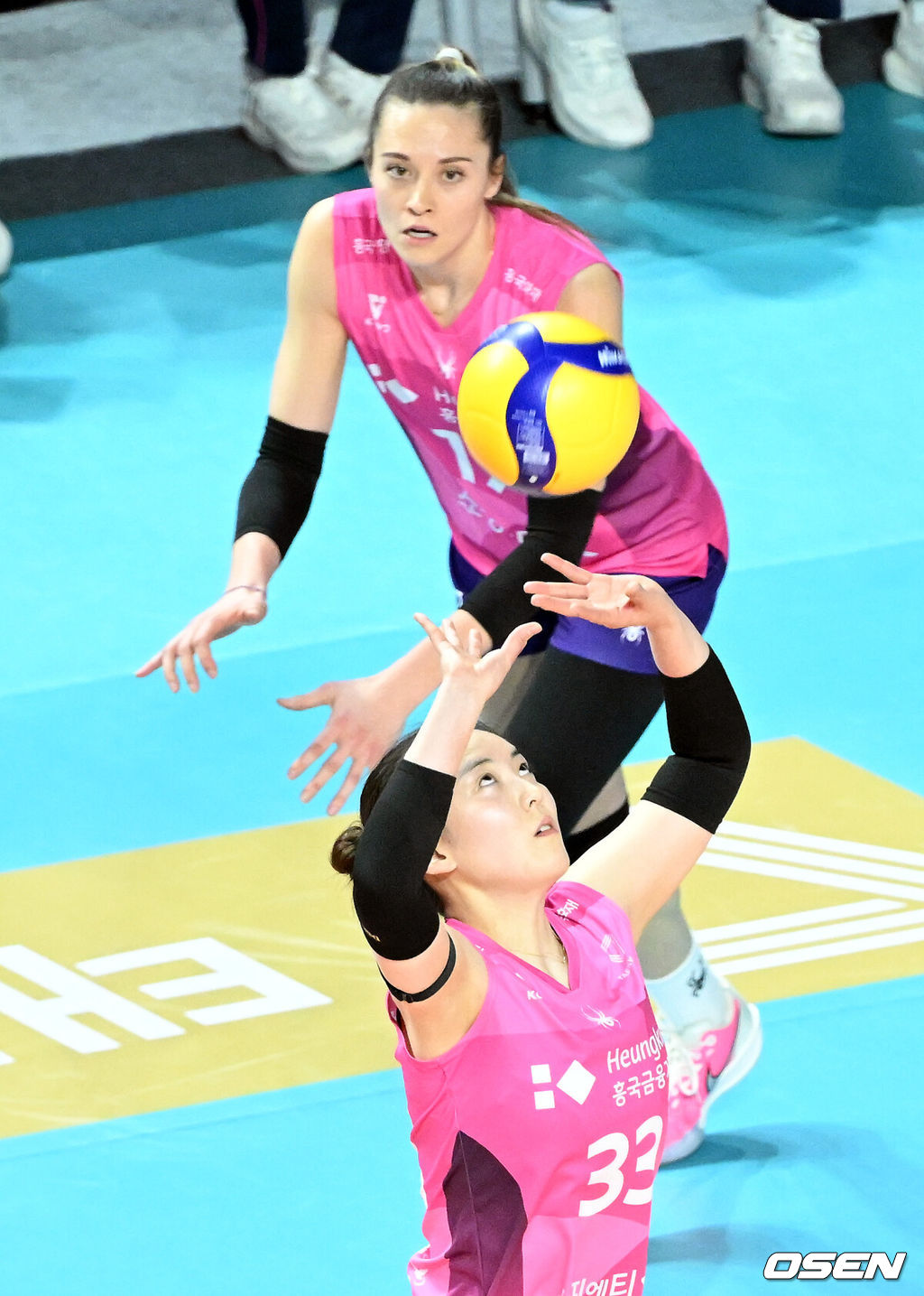 14일 오후 인천 삼산월드체육관에서 프로배구 진에어 2025~26 V리그 흥국생명과 한국도로공사의 경기가 열렸다.흥국생명은 11승 10패로 3위, 한국도로공사는 승점 17승 4패로 1위를 기록하고 있다.1세트 흥국생명 이나연이 토스를 시도하고 있다. 2026.01.14 /sunday@osen.co.kr