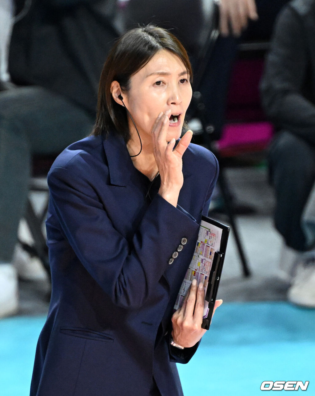 14일 오후 인천 삼산월드체육관에서 프로배구 진에어 2025~26 V리그 흥국생명과 한국도로공사의 경기가 열렸다.흥국생명은 11승 10패로 3위, 한국도로공사는 승점 17승 4패로 1위를 기록하고 있다.1세트 흥국생명 요시하라 토모코 감독이 작전을 지시하고 있다. 2026.01.14 /sunday@osen.co.kr