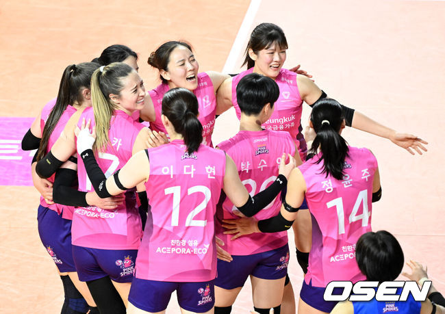 [OSEN=인천, 이대선 기자] 흥국생명은 14일 오후 인천 삼산월드체육관에서 열린 진에어 2025-2026 V-리그 한국도로공사와의 경기에서 세트 스코어 3-1(23-25, 25-22, 29-27, 25-0)로 승리했다.흥국생명은 3연승을 달렸다.경기 종료 후 흥국생명 선수들이 승리의 기쁨을 나누고 있다. 2026.01.14 /sunday@osen.co.kr