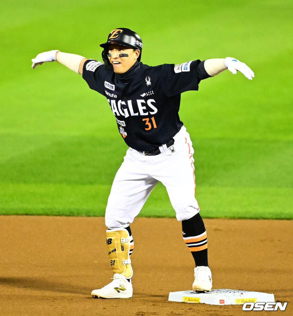 27일 오후 서울 잠실야구장에서 2025 신한 SOL Bank KBO리그 포스트시즌 한국시리즈 2차전 LG 트윈스와 한화 이글스의 경기가 열렸다.LG는 임찬규, 한화는 류현진을 선발 투수로 내세웠다.1회초 2사에서 한화 손아섭이 좌익수 왼쪽 2루타를 날리며 기뻐하고 있다. 2025.10.27 /jpnews@osen.co.kr