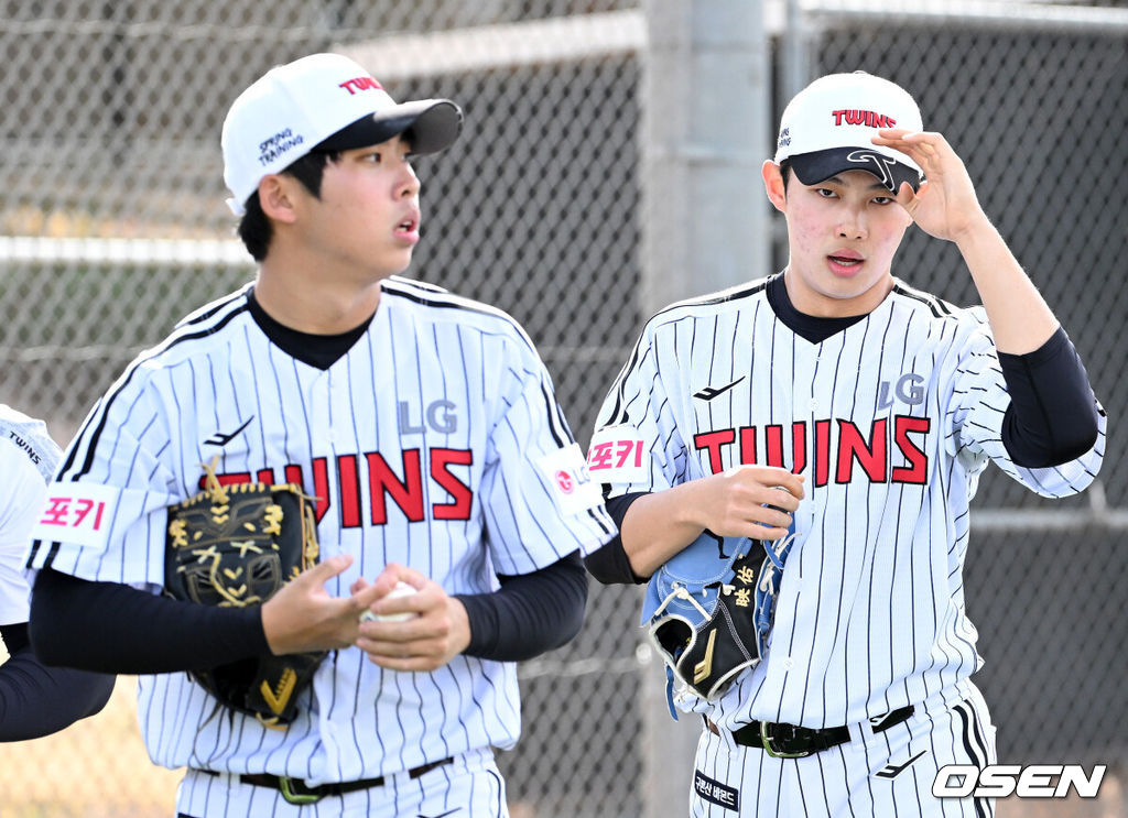 14일(한국시간) 미국 애리조나주 스코츠데일 인디언스쿨 파크 베이스볼필드에서 LG 트윈스의 1차 스프링캠프가 진행됐다. LG 추세현과 김영우가 훈련장을 이동하고 있다. 2025.02.14 / sunday@osen.co.kr