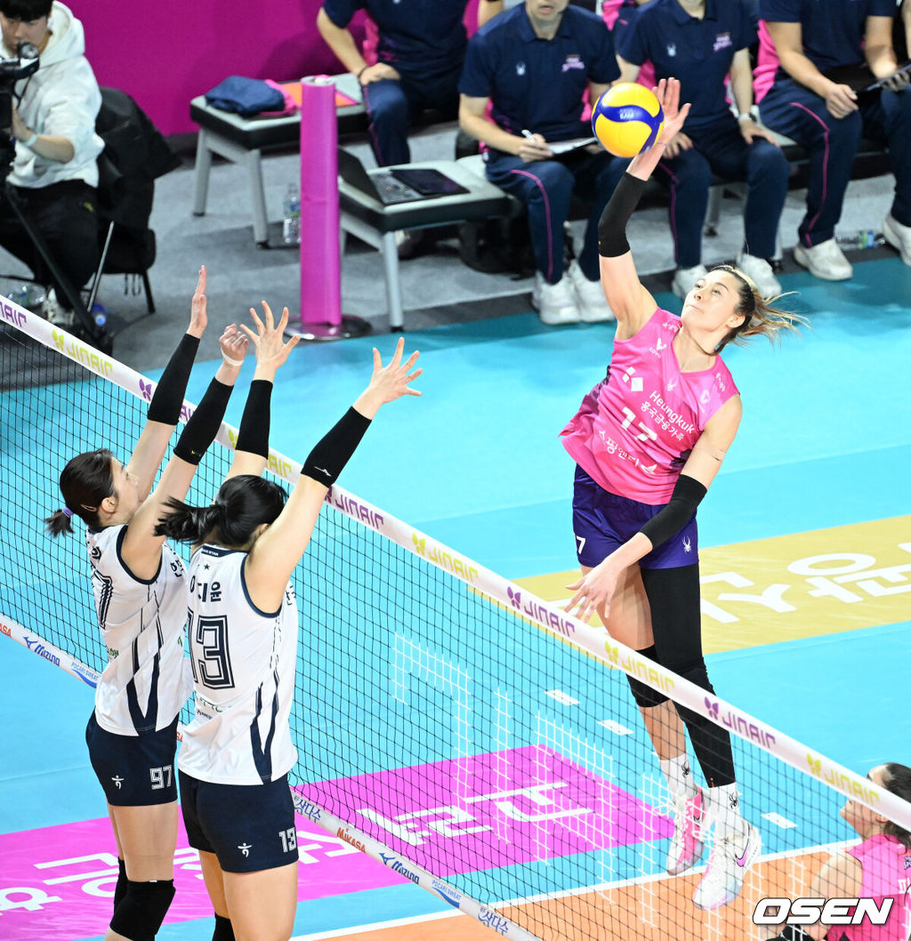 14일 오후 인천 삼산월드체육관에서 프로배구 진에어 2025~26 V리그 흥국생명과 한국도로공사의 경기가 열렸다.흥국생명은 11승 10패로 3위, 한국도로공사는 승점 17승 4패로 1위를 기록하고 있다.1세트 흥국생명 레베카가 공격을 시도하고 있다. 2026.01.14 /sunday@osen.co.kr