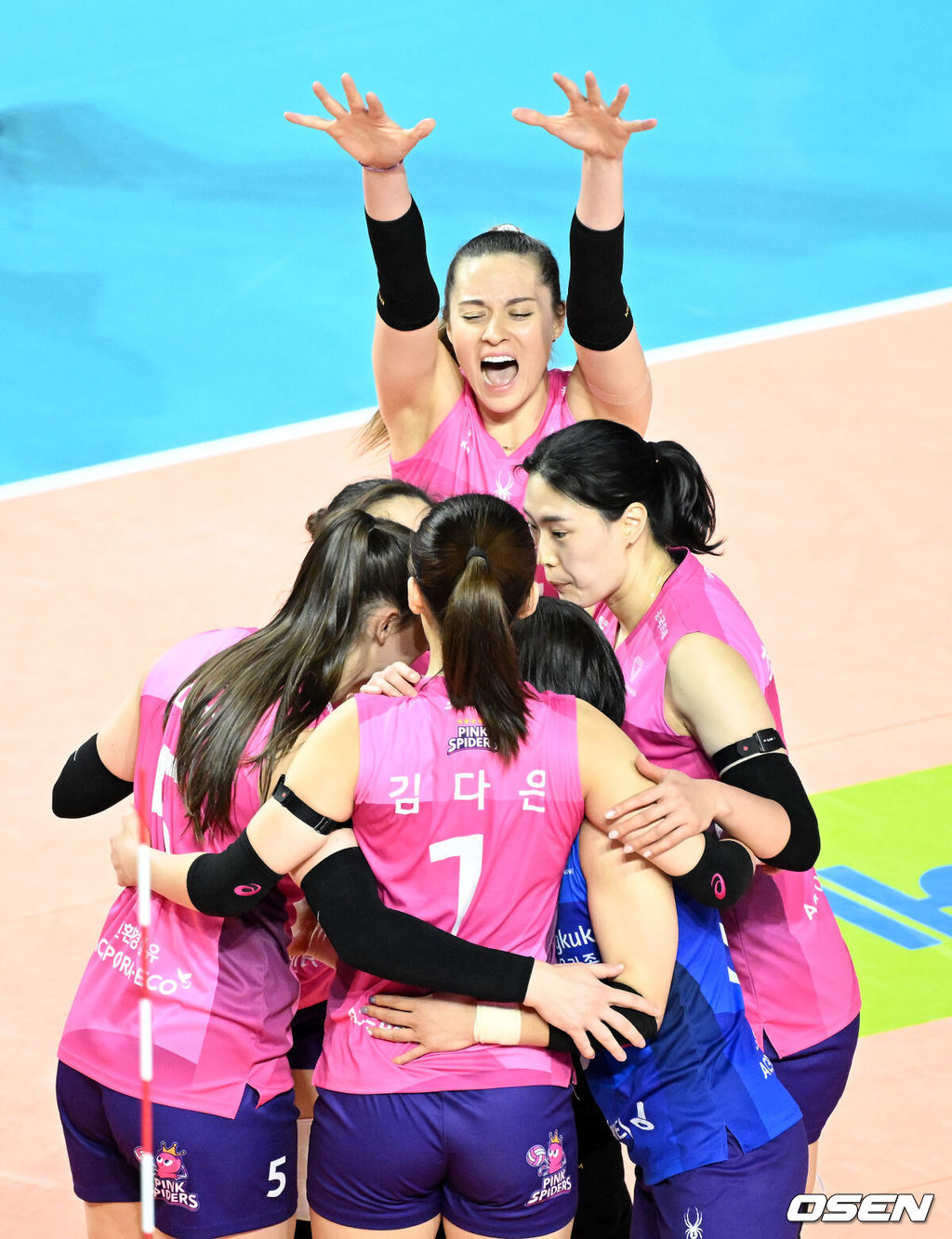 14일 오후 인천 삼산월드체육관에서 프로배구 진에어 2025~26 V리그 흥국생명과 한국도로공사의 경기가 열렸다.흥국생명은 11승 10패로 3위, 한국도로공사는 승점 17승 4패로 1위를 기록하고 있다.1세트 흥국생명 선수들이 득점에 환호하고 있다. 2026.01.14 /sunday@osen.co.kr