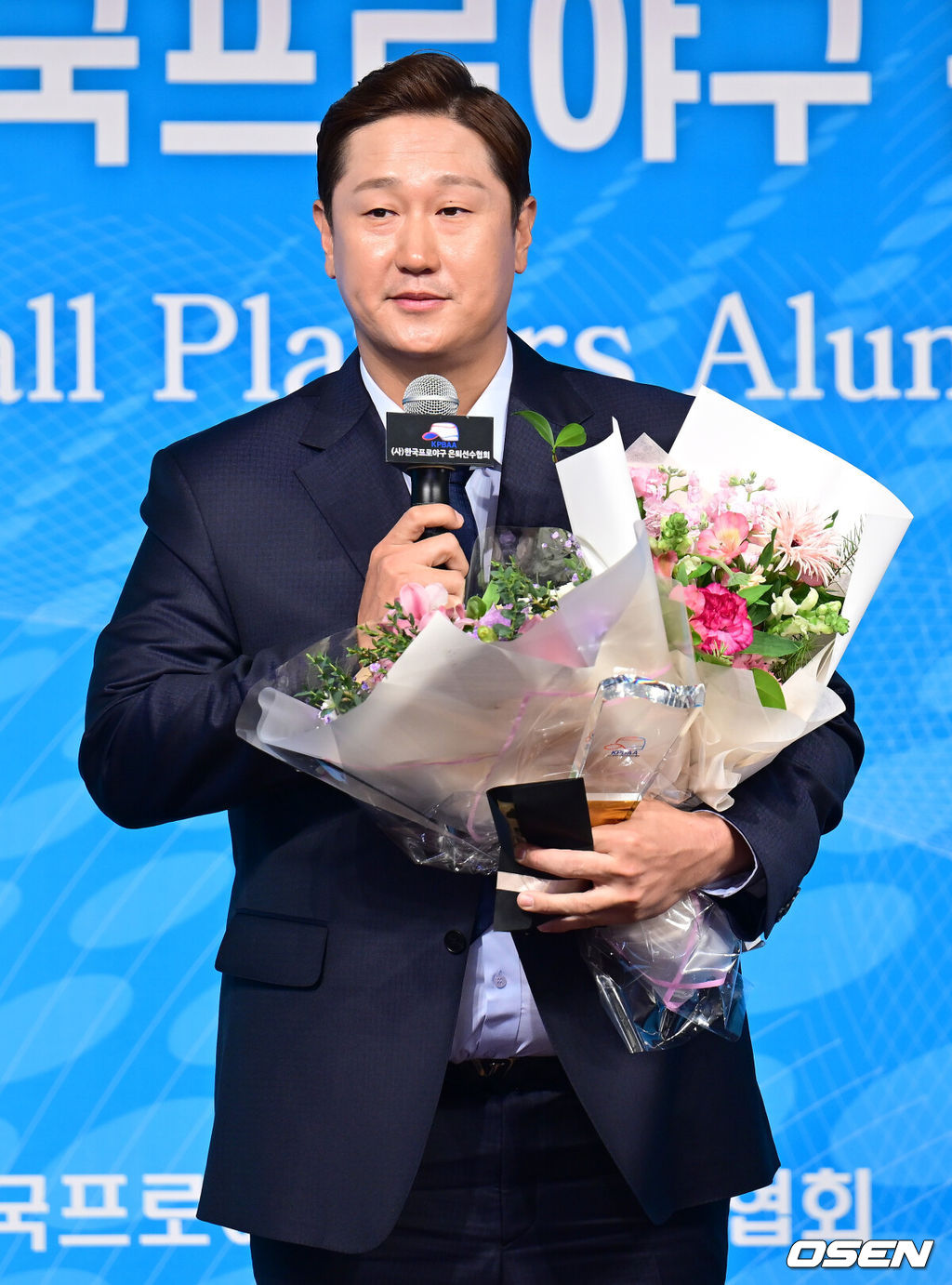 2일 오후 서울 강남구 호텔리베라에서 '2022 블루베리NFT 한국프로야구 은퇴선수의 날 시상식’이 열렸다. 이대호가 레전드특별상을 수상한 뒤 소감을 전하고 있다. 2022.12.02 /ksl0919@osen.co.kr