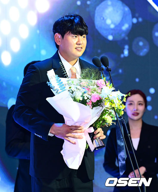 [OSEN=지형준 기자] 24일 오후 서울 잠실 롯데호텔 월드 크리스탈볼룸에서 ‘2025 신한 SOL뱅크 KBO 시상식’이 열렸다.KBO 시상식에서 가장 관심을 모으는 것은 단연 MVP 수상자다. 올해 MVP 레이스는 한화 코디 폰세와 삼성 르윈 디아즈의 2파전이다.&nbsp;퓨처스리그 북부리그 타율상을 수상한 한화 장규현이 소감을 말하고 있다. 2025.11.24 /jpnews@osen.co.kr