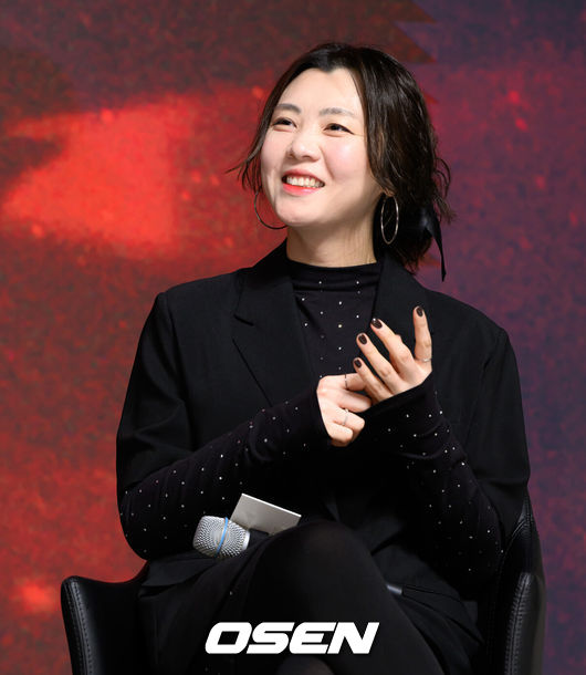 [OSEN=지형준 기자] 15일 오전 서울 강남구 논현동 엘리에나호텔에서 Mnet '쇼미더머니12' 제작발표회가 열렸다.'쇼미더머니12'는 2012년 첫 방송 이후 수많은 스타 래퍼와 히트곡을 배출해온 대한민국 대표 힙합 서바이벌 프로그램 '쇼미더머니'의 열두 번째 시즌이다. 역대 최다 지원자, 최다 회차, OTT 플랫폼 확장이라는 변화를 통해 한층 확장된 스케일을 예고하고 있다.&nbsp;최효진 CP가 간담회를 하고 있다. 2026.01.15 / jpnews@osen.co.kr