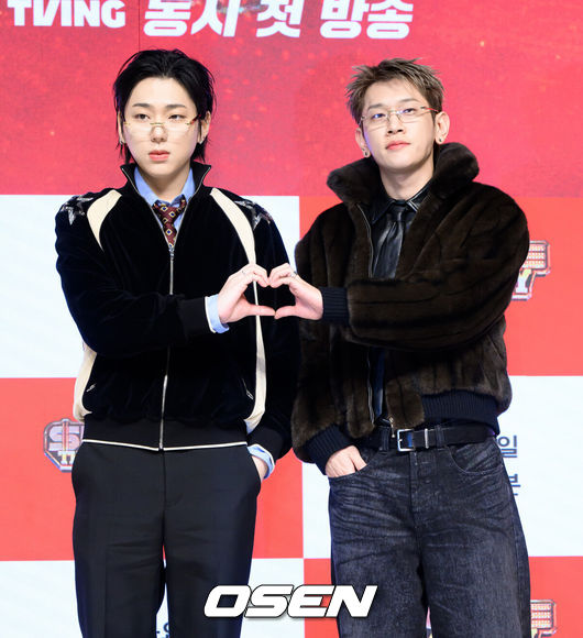 [OSEN=지형준 기자] 15일 오전 서울 강남구 논현동 엘리에나호텔에서 Mnet '쇼미더머니12' 제작발표회가 열렸다.'쇼미더머니12'는 2012년 첫 방송 이후 수많은 스타 래퍼와 히트곡을 배출해온 대한민국 대표 힙합 서바이벌 프로그램 '쇼미더머니'의 열두 번째 시즌이다. 역대 최다 지원자, 최다 회차, OTT 플랫폼 확장이라는 변화를 통해 한층 확장된 스케일을 예고하고 있다.&nbsp;지코, 크러쉬가 포토타임을 하고 있다. 2026.01.15 / jpnews@osen.co.kr