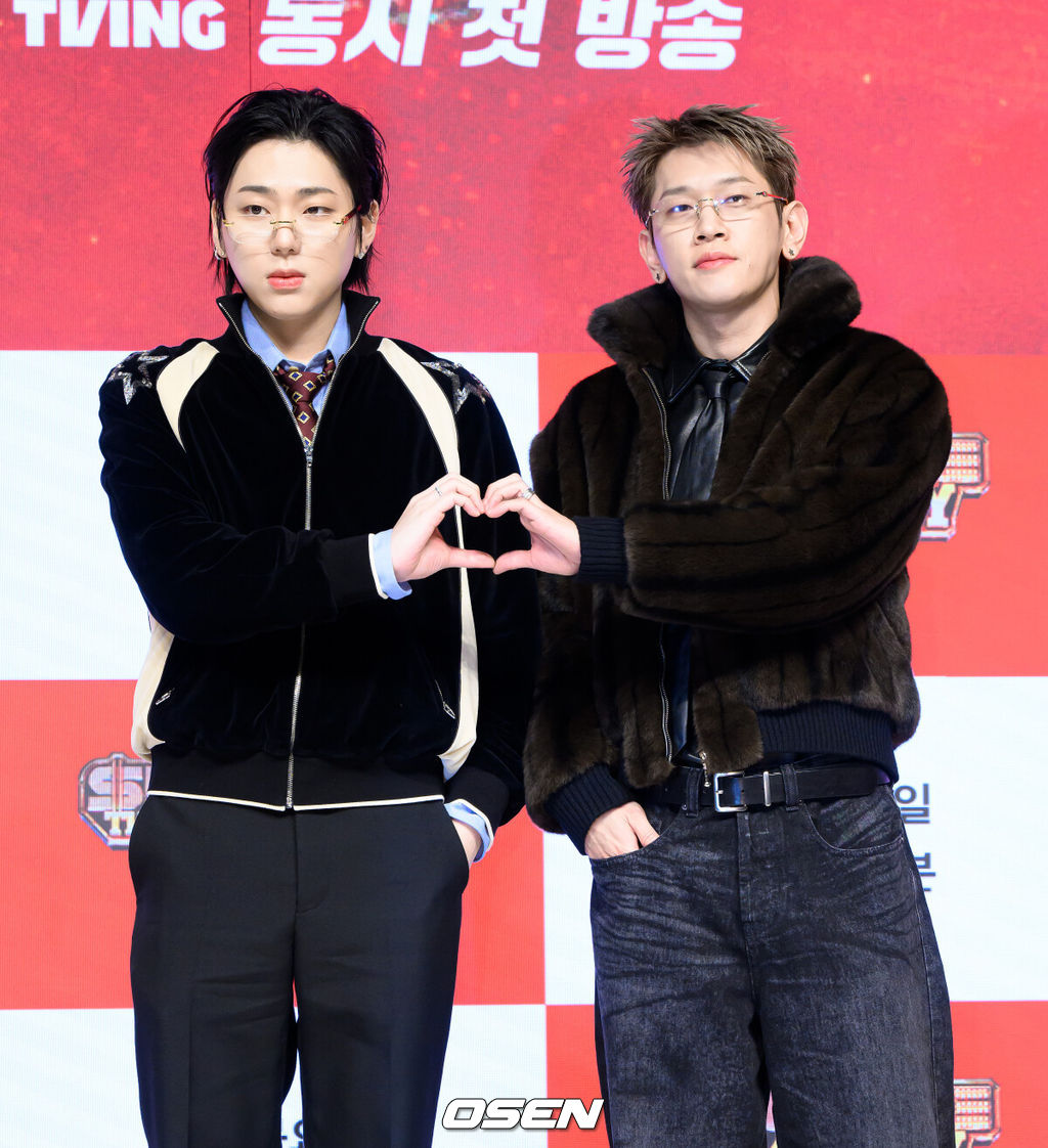 15일 오전 서울 강남구 논현동 엘리에나호텔에서 Mnet '쇼미더머니12' 제작발표회가 열렸다.'쇼미더머니12'는 2012년 첫 방송 이후 수많은 스타 래퍼와 히트곡을 배출해온 대한민국 대표 힙합 서바이벌 프로그램 '쇼미더머니'의 열두 번째 시즌이다. 역대 최다 지원자, 최다 회차, OTT 플랫폼 확장이라는 변화를 통해 한층 확장된 스케일을 예고하고 있다. 지코, 크러쉬가 포토타임을 하고 있다. 2026.01.15 / jpnews@osen.co.kr