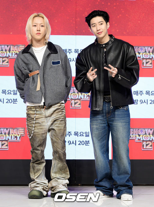 [OSEN=지형준 기자] 15일 오전 서울 강남구 논현동 엘리에나호텔에서 Mnet '쇼미더머니12' 제작발표회가 열렸다.'쇼미더머니12'는 2012년 첫 방송 이후 수많은 스타 래퍼와 히트곡을 배출해온 대한민국 대표 힙합 서바이벌 프로그램 '쇼미더머니'의 열두 번째 시즌이다. 역대 최다 지원자, 최다 회차, OTT 플랫폼 확장이라는 변화를 통해 한층 확장된 스케일을 예고하고 있다.&nbsp;릴 모쉬핏, 박재범이 포토타임을 하고 있다. 2026.01.15 / jpnews@osen.co.kr