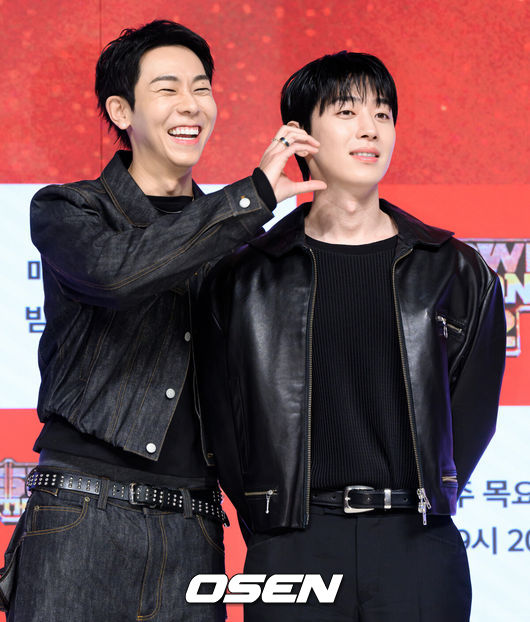 [OSEN=지형준 기자] 15일 오전 서울 강남구 논현동 엘리에나호텔에서 Mnet '쇼미더머니12' 제작발표회가 열렸다.'쇼미더머니12'는 2012년 첫 방송 이후 수많은 스타 래퍼와 히트곡을 배출해온 대한민국 대표 힙합 서바이벌 프로그램 '쇼미더머니'의 열두 번째 시즌이다. 역대 최다 지원자, 최다 회차, OTT 플랫폼 확장이라는 변화를 통해 한층 확장된 스케일을 예고하고 있다.&nbsp;로꼬, 그레이가 포토타임을 하고 있다. 2026.01.15 / jpnews@osen.co.kr