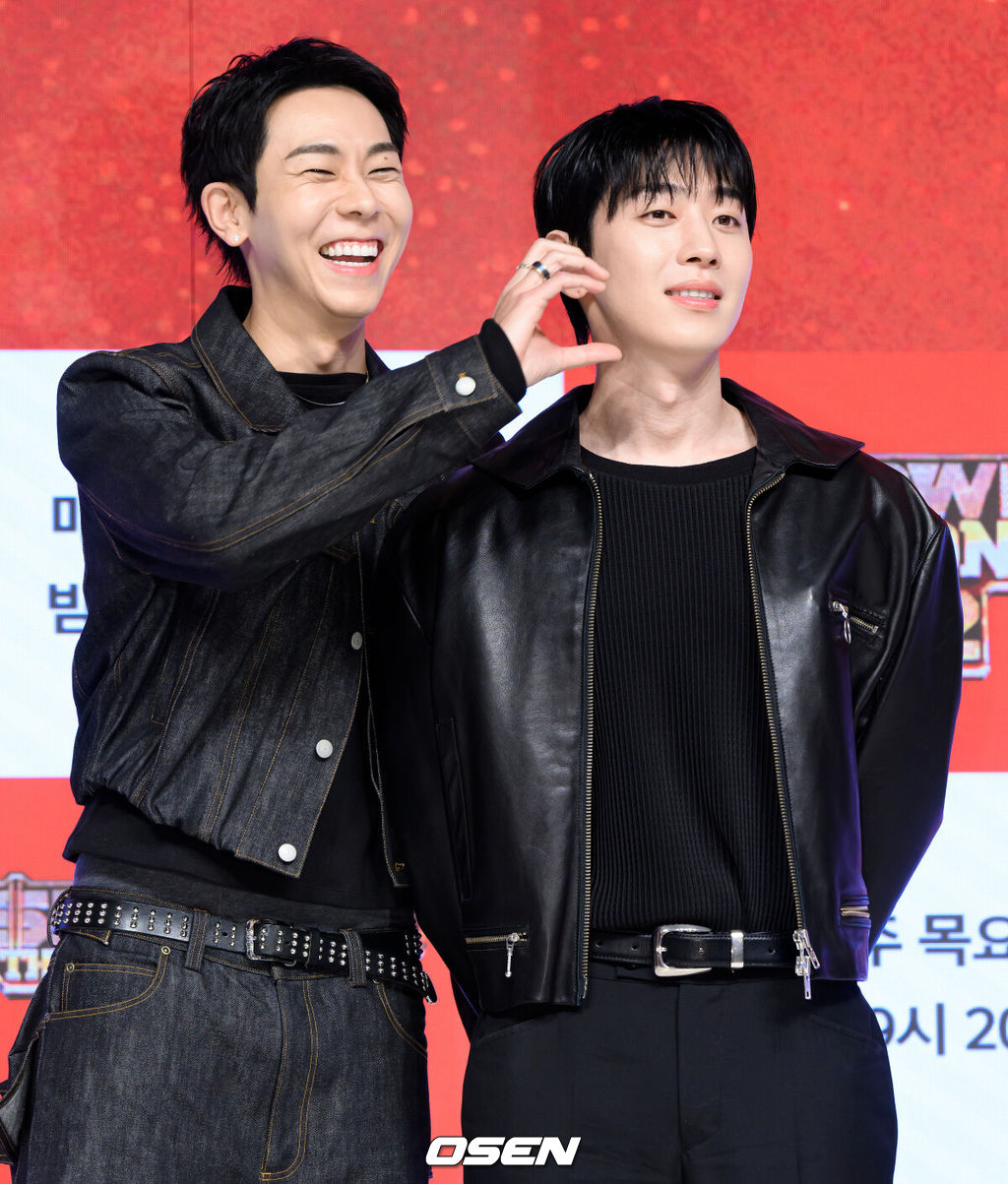 15일 오전 서울 강남구 논현동 엘리에나호텔에서 Mnet '쇼미더머니12' 제작발표회가 열렸다.'쇼미더머니12'는 2012년 첫 방송 이후 수많은 스타 래퍼와 히트곡을 배출해온 대한민국 대표 힙합 서바이벌 프로그램 '쇼미더머니'의 열두 번째 시즌이다. 역대 최다 지원자, 최다 회차, OTT 플랫폼 확장이라는 변화를 통해 한층 확장된 스케일을 예고하고 있다. 로꼬, 그레이가 포토타임을 하고 있다. 2026.01.15 / jpnews@osen.co.kr