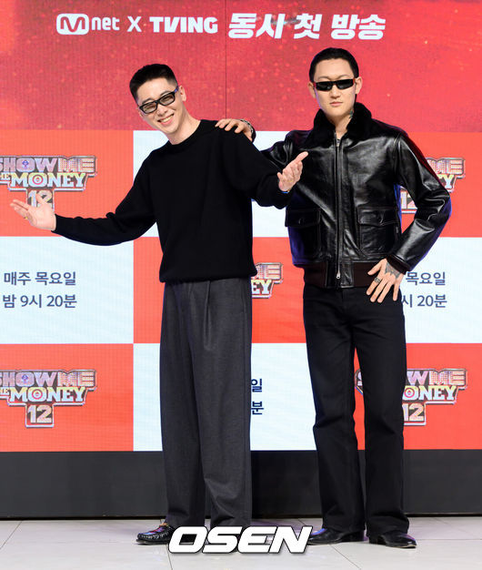 [OSEN=지형준 기자] 15일 오전 서울 강남구 논현동 엘리에나호텔에서 Mnet '쇼미더머니12' 제작발표회가 열렸다.'쇼미더머니12'는 2012년 첫 방송 이후 수많은 스타 래퍼와 히트곡을 배출해온 대한민국 대표 힙합 서바이벌 프로그램 '쇼미더머니'의 열두 번째 시즌이다. 역대 최다 지원자, 최다 회차, OTT 플랫폼 확장이라는 변화를 통해 한층 확장된 스케일을 예고하고 있다.&nbsp;허키 시바세키, 제이통이 포토타임을 하고 있다. 2026.01.15 / jpnews@osen.co.kr