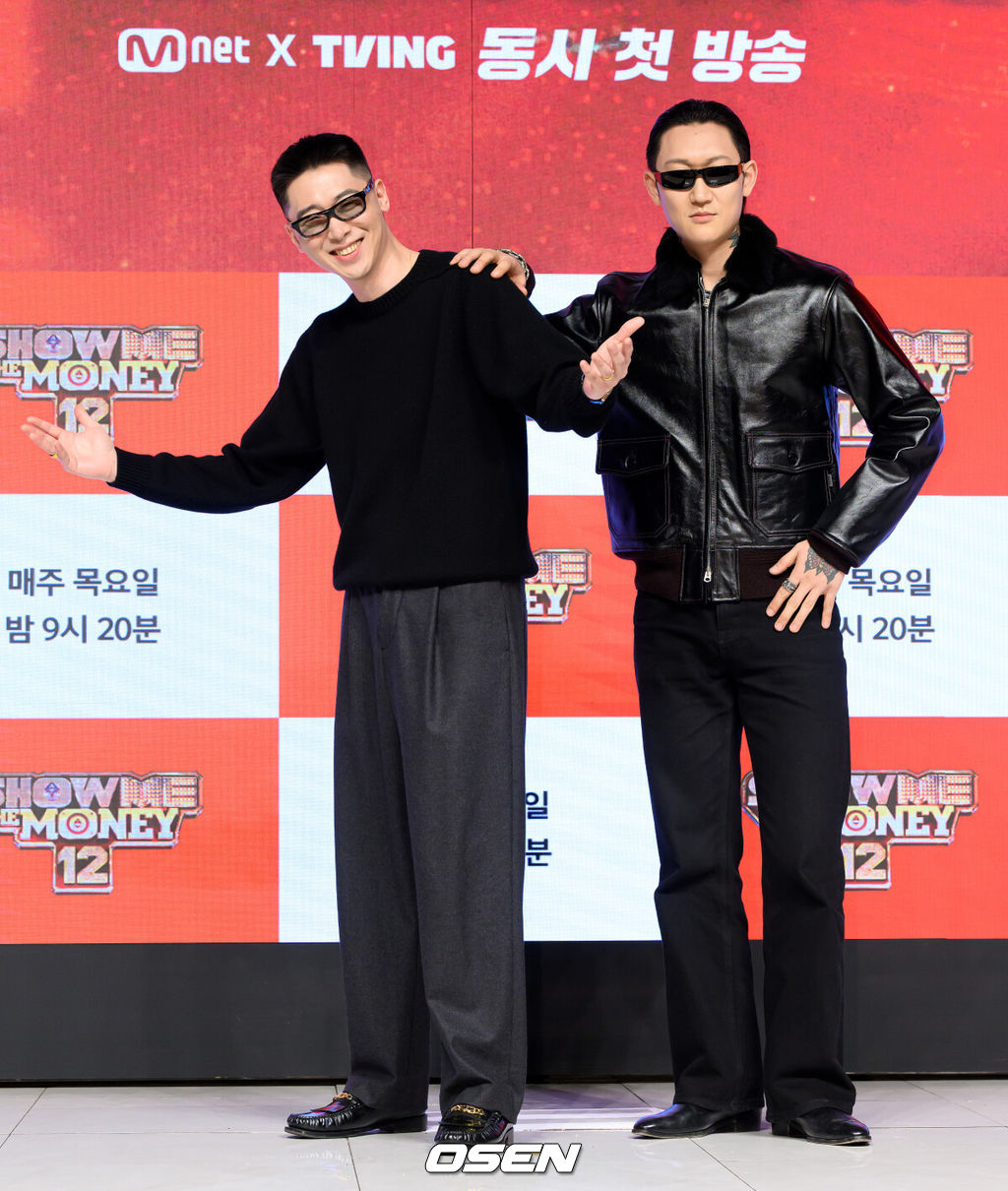 15일 오전 서울 강남구 논현동 엘리에나호텔에서 Mnet '쇼미더머니12' 제작발표회가 열렸다.'쇼미더머니12'는 2012년 첫 방송 이후 수많은 스타 래퍼와 히트곡을 배출해온 대한민국 대표 힙합 서바이벌 프로그램 '쇼미더머니'의 열두 번째 시즌이다. 역대 최다 지원자, 최다 회차, OTT 플랫폼 확장이라는 변화를 통해 한층 확장된 스케일을 예고하고 있다. 허키 시바세키, 제이통이 포토타임을 하고 있다. 2026.01.15 / jpnews@osen.co.kr