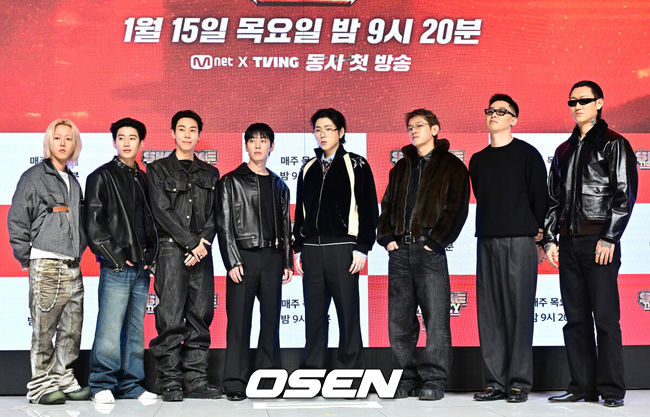 [OSEN=지형준 기자] 15일 오전 서울 강남구 논현동 엘리에나호텔에서 Mnet '쇼미더머니12' 제작발표회가 열렸다.'쇼미더머니12'는 2012년 첫 방송 이후 수많은 스타 래퍼와 히트곡을 배출해온 대한민국 대표 힙합 서바이벌 프로그램 '쇼미더머니'의 열두 번째 시즌이다. 역대 최다 지원자, 최다 회차, OTT 플랫폼 확장이라는 변화를 통해 한층 확장된 스케일을 예고하고 있다.&nbsp;릴 모쉬핏, 박재범, 로꼬, 그레이, 지코, 크러쉬, 허키 시바세키, 제이통이 포토타임을 하고 있다. 2026.01.15 / jpnews@osen.co.kr