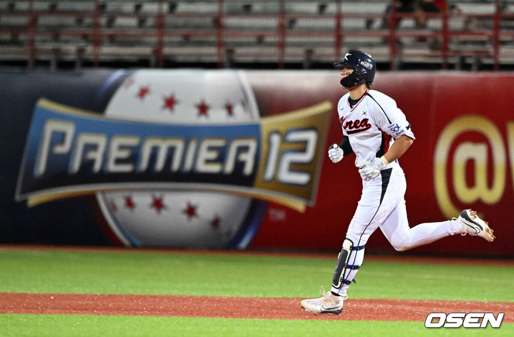 14일 오후 대만 타이베이 티엔무야구장에서 세계야구소프트볼연맹(WBSC) 프리미어12 2024 B조 2차전 대한민국과 쿠바의 경기가 열렸다.대한민국은 2차전 선발투수로 곽빈, 쿠바는 리반 모이넬로를 내세웠다.7회말 1사에서 대한민국 김도영이 좌월 솔로포를 날리며 기뻐하고 있다. 2024.11.14 /sunday@osen.co.kr