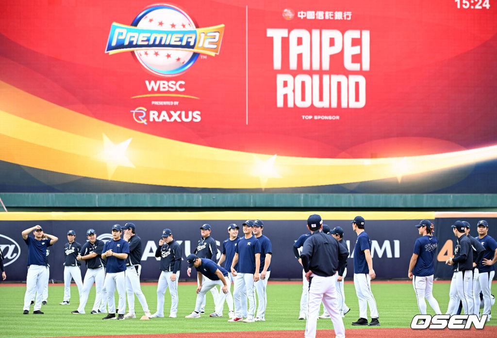 14일 오후 대만 타이베이 티엔무야구장에서 세계야구소프트볼연맹(WBSC) 프리미어12 2024 B조 2차전 대한민국과 쿠바의 경기가 열릴 예정이다.대한민국은 2차전 선발투수로 곽빈, 쿠바는 리반 모이넬로를 내세웠다.경기에 앞서 한국 대표팀이 스트레칭 훈련을 하고 있다. 2024.11.14 /sunday@osen.co.kr