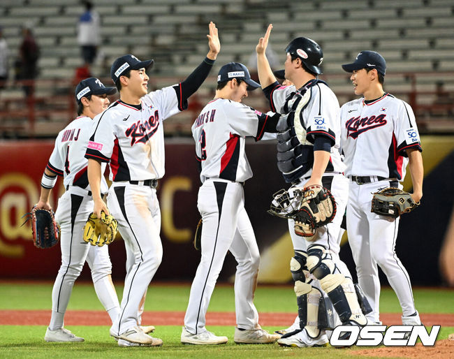 [OSEN=타이베이(대만), 이대선 기자] 도쿄행을 이대로 포기할 순 없다. ‘난적’ 도미니카공화국을 만난 류중일호가 약속의 8회를 앞세워 6점차를 뒤집는 대역전승을 거뒀다.&nbsp;류중일 감독이 이끄는 한국 야구대표팀은 16일 대만 타이베이 타이베이돔에서 펼쳐진 2024 WBSC 프리미어12 도미니카공화국과의 B조 조별예선 4차전에서 9-6 대역전승을 거뒀다.&nbsp;경기 종료 후 한국 선수들이 승리의 기쁨을 나누고 있다. 2024.11.16 /sunday@osen.co.kr