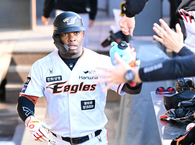 28일 대전 중구 한화생명이글스파크에서 ‘2024 신한 SOL Bank KBO리그’ 한화 이글스와 롯데 자이언츠의 경기가 열렸다.이날 홈팀 한화는 문동주, 원정팀 롯데는 박세웅을 선발로 내세웠다.3회말 한화 선두타자 페라자가 솔로 홈런을 날린 뒤 더그아웃에서 동료선수들과 하이파이브를 하고 있다. 2024.05.28 / ksl0919@osen.co.kr