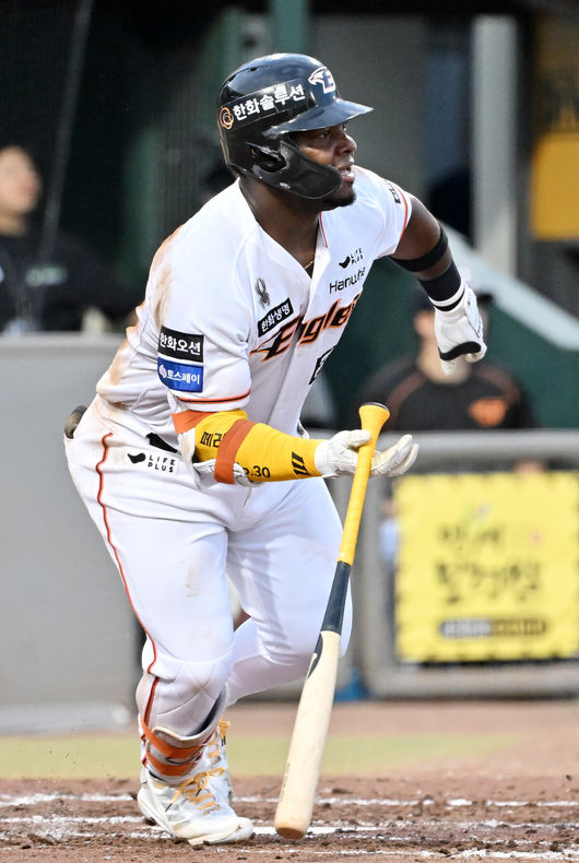 25일 대전 중구 한화생명이글스파크에서 ‘2024 신한 SOL Bank KBO리그’ 한화 이글스와 두산 베어스의 경기가 열렸다.이날 홈팀 한화는 와이스, 원정팀 두산은 최원준을 선발로 내세웠다.4회말 한화 선두타자로 나온 페라자가 중견수 앞 안타를 때리고 있다. 2024.06.25 / rumi@osen.co.kr