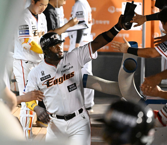 25일 대전 중구 한화생명이글스파크에서 ‘2024 신한 SOL Bank KBO리그’ 한화 이글스와 두산 베어스의 경기가 열렸다.이날 홈팀 한화는 와이스, 원정팀 두산은 최원준을 선발로 내세웠다.5회말 2사 주자 2,3루 한화 채은성의 좌익수 앞 2타점 적시타때 홈을 밟은 페라자가 덕아웃에서 동료들과 하이파이브를 하고 있다. 2024.06.25 / rumi@osen.co.kr