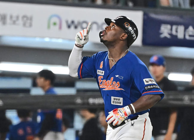 13일 부산 사직야구장에서 2024 신한 SOL 뱅크 KBO 리그 롯데 자이언츠와 한화 이글스의 경기가 열렸다. 홈팀 롯데는 박세웅이 선발 출전하고 한화는 류현진이 선발 출전했다.한화 이글스 페라자가 7회초 2사 2루 우월 2점 홈런을 치고 세리머니를 하고 있다. 2024.09.13 / foto0307@osen.co.kr