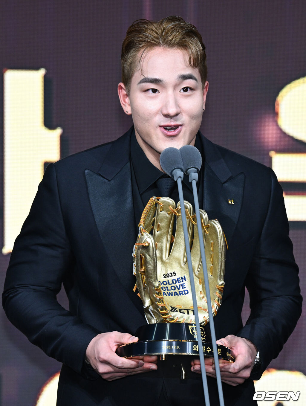 9일 오후 서울 송파구 잠실동 롯데호텔 월드에서 2025 신한은행 SOL 뱅크 KBO 골든글러브 시상식이 열렸다.KBO 골든글러브 시상식은 포지션별 최고의 선수를 가리는 자리로 올 시즌의 대미를 장식하는 자리다. 외야수 부문 수상한 KT 안현민이 소감을 전하고 있다. 2025.12.09 /cej@osen.co.kr