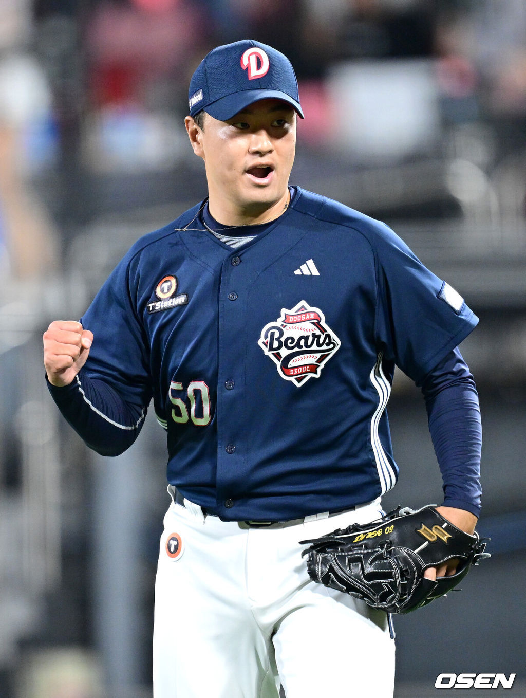 26일 오후 경기도 수원 KT위즈파크에서 ‘2025 신한 SOL Bank KBO리그’ KT 위즈와 두산 베어스의 경기가 열렸다.홈팀 KT는 소형준, 방문팀 두산은 최승용을 선발로 내세웠다.8회말 KT 공격을 무실점으로 막아낸 두산 투수 이영하가 더그아웃으로 향하며 기뻐하고 있다. 2025.03.26 / dreamer@osen.co.kr