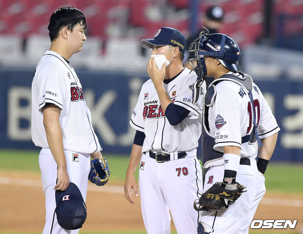 25일 오후 서울 잠실야구장에서 '2020 신한은행 SOL KBO리그' 두산 베어스와 KIA 타이거즈의 경기가 열렸다.4회초 무사 2,3루 두산 김원형 코치가 마운드에 올라 이영하와 이야기를 나누고 있다. /youngrae@osen.co.kr
