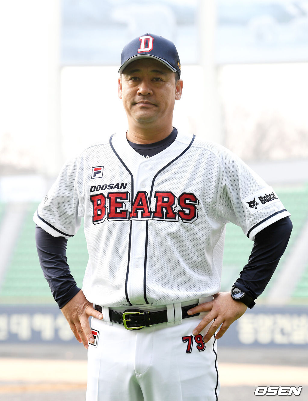 두산 베어스 시무식 겸 창단 기념일 행사가 15일 오전 서울 잠실야구장에서 열렸다.올시즌 합류한 김민재 코치가 포토데이 행사를 하고 있다. /jpnews@osen.co.kr