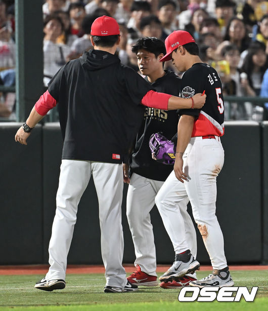 [OSEN=부산, 이석우 기자] 7일 부산 사직야구장에서 2025 신한 SOL 뱅크 KBO 리그 롯데 자이언츠와 KIA 타이거즈의 경기가 열렸다. 홈팀 롯데는 이민석이, 방문팀 KIA는 양현종이 선발 출전했다.KIA 타이거즈 김도영이 5회말 무사 1루 롯데 자이언츠 윤동희의 타구를 잡다 부상을 당한 후 교체되고 있다. 2025.08.07 / foto0307@osen.co.kr