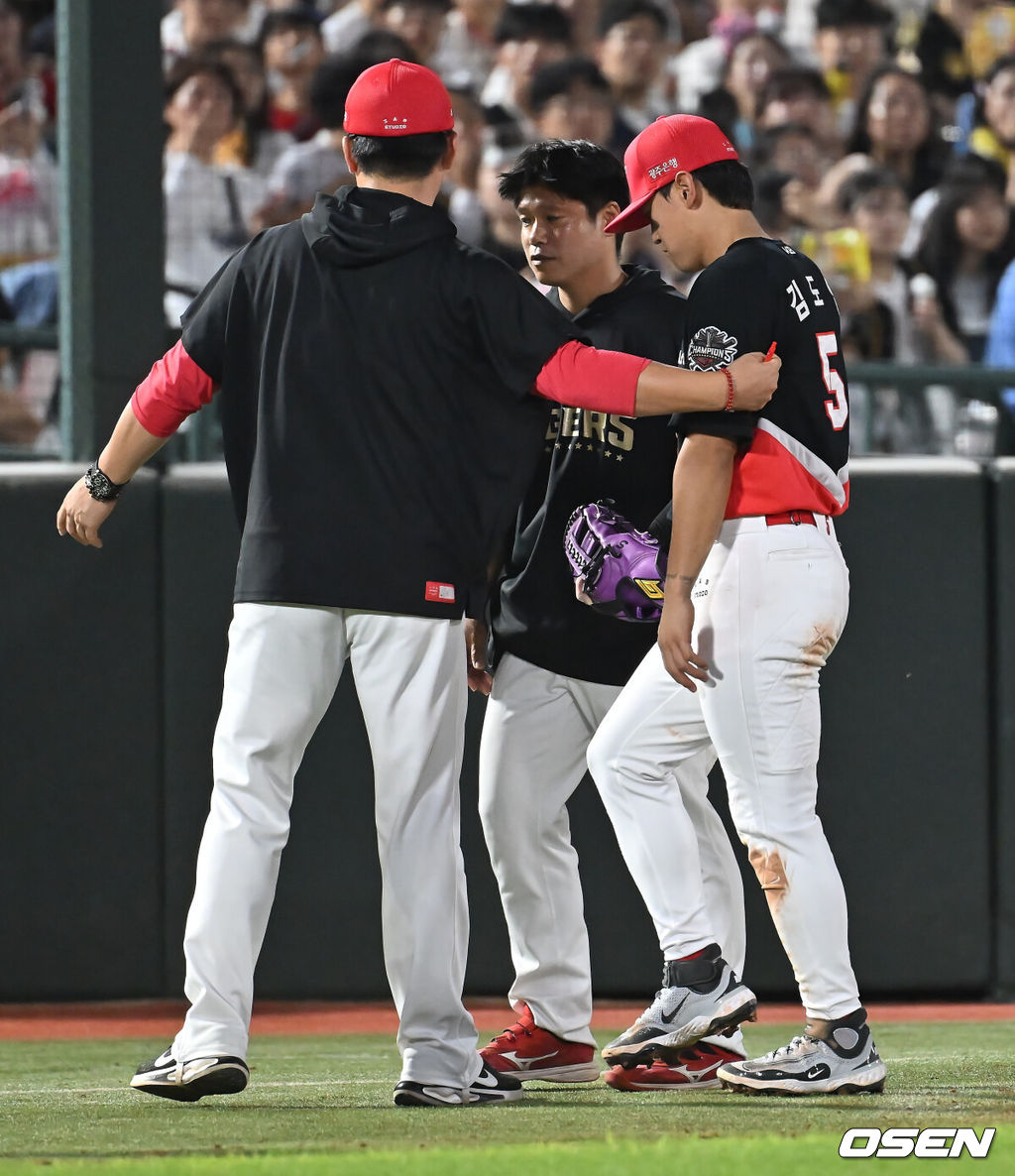 7일 부산 사직야구장에서 2025 신한 SOL 뱅크 KBO 리그 롯데 자이언츠와 KIA 타이거즈의 경기가 열렸다. 홈팀 롯데는 이민석이, 방문팀 KIA는 양현종이 선발 출전했다.KIA 타이거즈 김도영이 5회말 무사 1루 롯데 자이언츠 윤동희의 타구를 잡다 부상을 당한 후 교체되고 있다. 2025.08.07 / foto0307@osen.co.kr