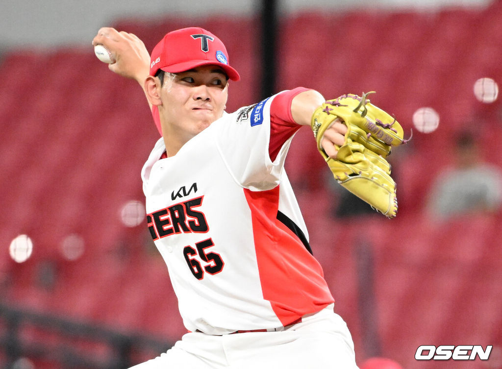 10일 오후 광주-기아 챔피언스필드에서 2025 신한 SOL Bank KBO리그 KIA 타이거즈와 삼성 라이온즈의 경기가 열렸다.KIA는 네일, 삼성은 가라비토를 선발 투수로 내세웠다.7회초 무사에서 KIA 성영탁이 역투하고 있다. 2025.09.10 /sunday@osen.co.kr