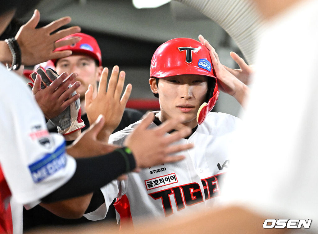 10일 오후 광주-기아 챔피언스필드에서 2025 신한 SOL Bank KBO리그 KIA 타이거즈와 삼성 라이온즈의 경기가 열렸다.KIA는 네일, 삼성은 가라비토를 선발 투수로 내세웠다.6회말 1사 2루에서 KIA 박찬호의 좌전 적시 2루타 때 홈을 밟은 김호령이 더그아웃에서 환호하고 있다. 2025.09.10 /sunday@osen.co.kr