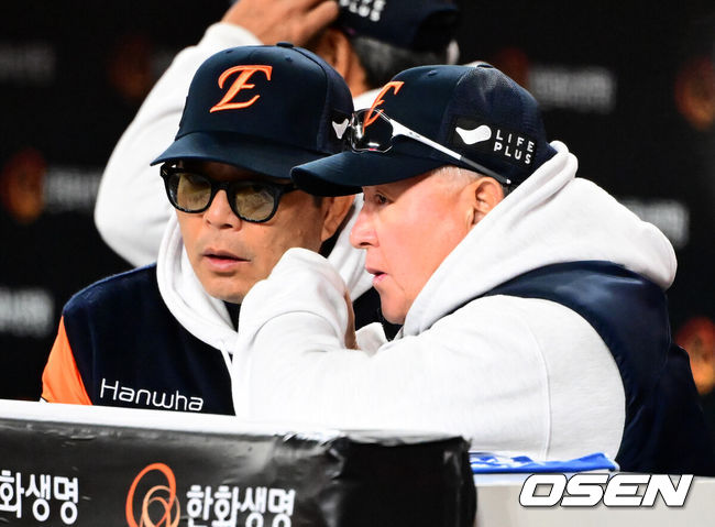 [OSEN=대전, 지형준 기자] 31일 대전 한화생명볼파크에서 2025 신한 SOL Bank KBO리그 포스트시즌 한국시리즈 5차전 한화 이글스와 LG 트윈스의 경기가 열렸다.이날 경기에 한화는 문동주를, LG는 톨허스트를 선발투수로 내세웠다. 경기에 앞서 한화 김경문 감독과 양상문 코치가 이야기를 나누고 있다. 2025.10.31 /jpnews@osen.co.kr