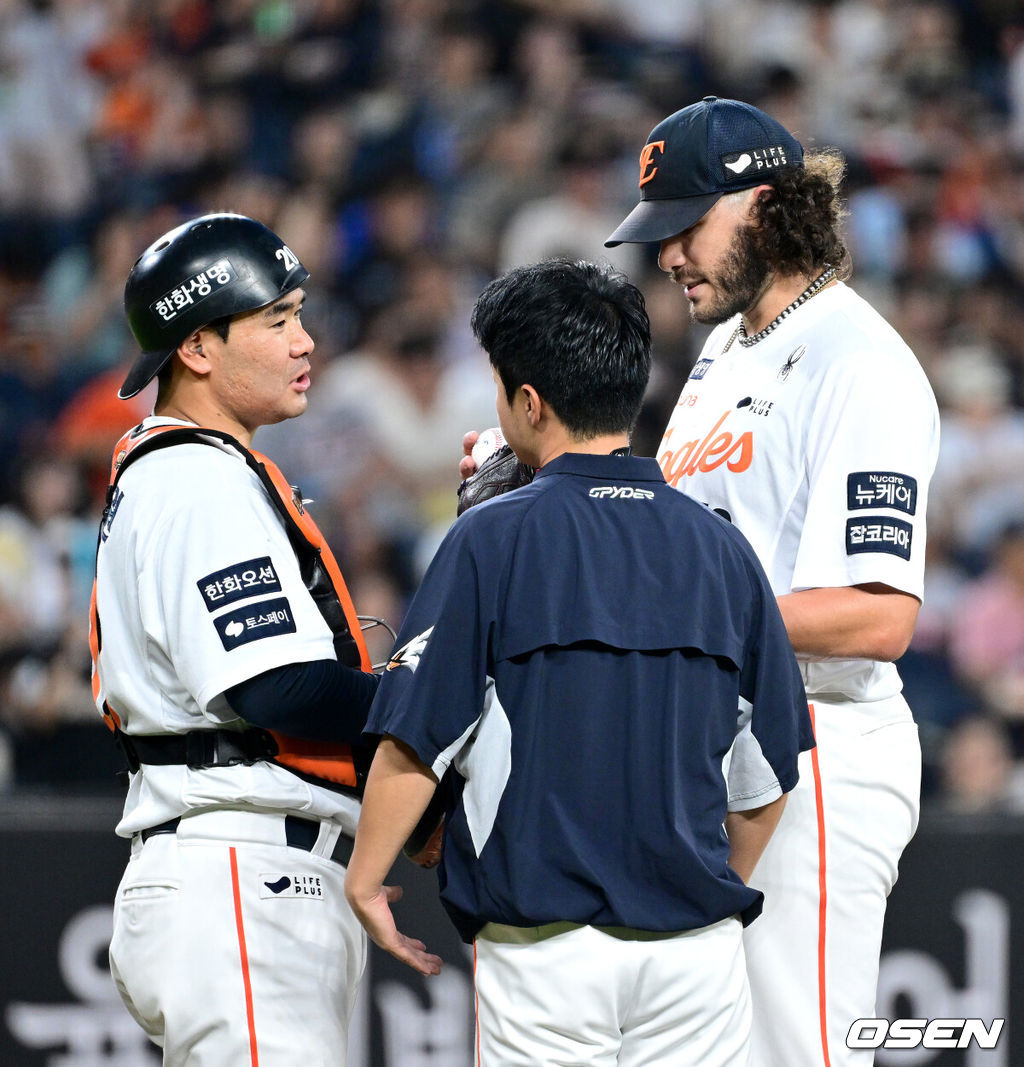 3일 대전 한화생명볼파크에서 ‘2025 신한 SOL Bank KBO리그’ 한화 이글스와 NC 다이노스의 경기가 열렸다.홈팀 한화는 코디 폰세, 방문팀 NC는 신민혁을 선발로 내세웠다.2회초 2사 3루 상황 NC 김주원에게 1타점 2루타를 내준 한화 선발 폰세와 포수 이재원이 마운드에서 대화를 나누고 있다. 2025.09.03 / dreamer@osen.co.kr