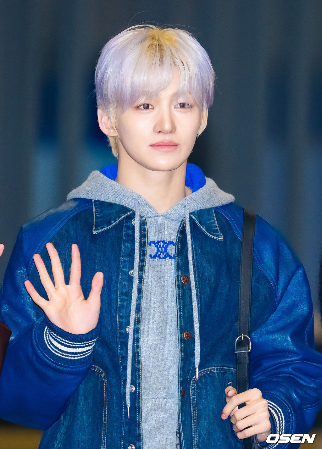 그룹 투어스(TWS)가 25일 오후 해외 일정차 인천국제공항을 통해 출국했다.투어스는 이날 2025 MAMA AWARDS(2025 마마 어워즈) 참석하기 위해 홍콩으로 출국했다.투어스 지훈이 출국장으로 향하고 있다. 2025.11.25 /rumi@osen.co.kr