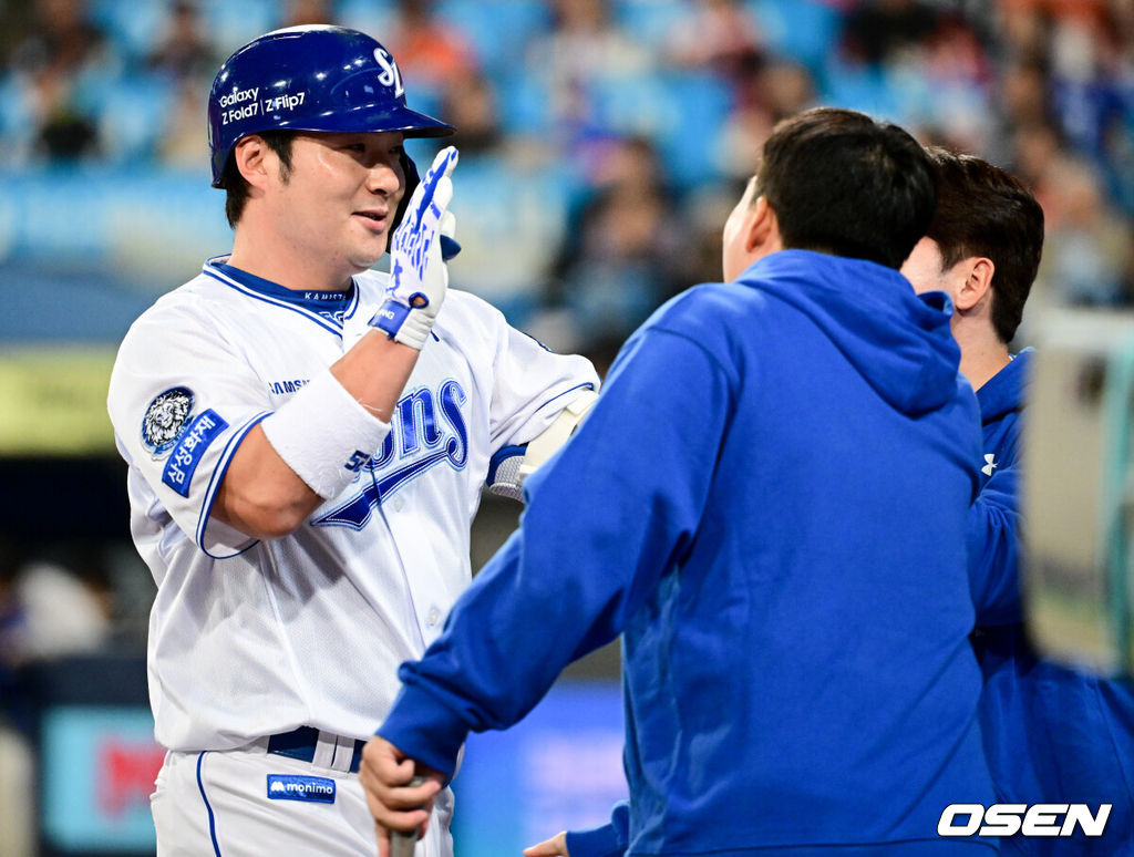 21일 대구 삼성라이온즈파크에서 2025 신한 SOL Bank KBO리그 포스트시즌 플레이오프 3차전 삼성 라이온즈와 한화 이글스의 경기가 열렸다.홈팀 삼성은 후라도, 방문팀 한화는 류현진을 선발로 내세웠다.7회말 삼성 선두타자 박병호가 안타를 날린 뒤 더그아웃에서 축하를 받고 있다. 2025.10.21 /cej@osen.co.kr