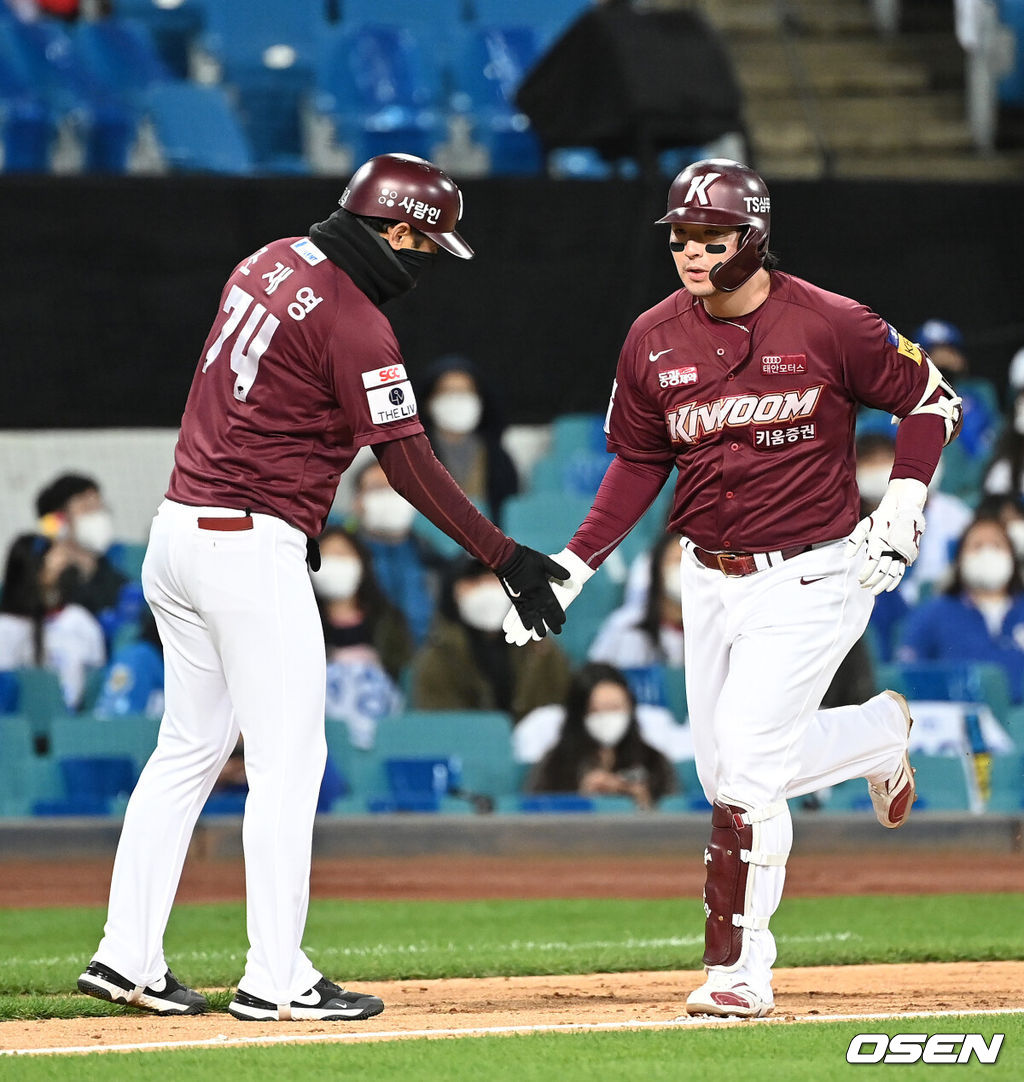 16일 오후 대구삼성라이온즈파크에서 ’2021 신한은행 SOL KBO리그’ 삼성 라이온즈와 키움 히어로즈의 더블헤더 2차전 경기가 열렸다.4회초 무사 1루에서 키움 박병호가 좌월 투런 홈런을 치고 그라운드를 돌고 있다. 2021.10.16 /sunday@osen.co.kr