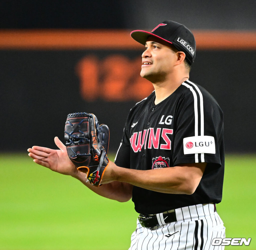 30일 대전 한화생명볼파크에서 2025 신한 SOL Bank KBO리그 포스트시즌 한국시리즈 4차전 한화 이글스와 LG 트윈스의 경기가 열렸다.이날 경기에 한화는 와이스를, LG는 치리노스를 선발투수로 내세웠다. 3회말 2사 1루에서 LG 치리노스가 한화 문현빈을 삼진 처리하며 기뻐하고 있다. 2025.10.30 / jpnews@osen.co.kr