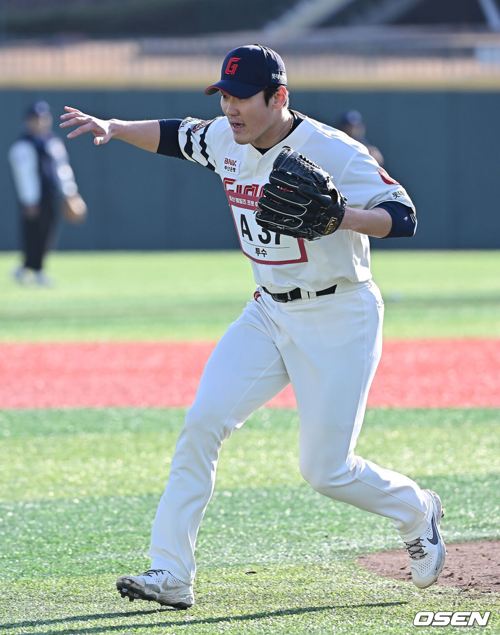 13일 울산 문수야구장에서 울산 웨일즈 트라이아웃이 열렸다. 정원 35명 모집에 무려 230명이 지원한 KBO 퓨처스리그 최초의 시민구단 울산 웨일즈는 13·14일 이틀간의 트라이아웃을 거쳐 15일 합격자를 발표한다.전 롯데 자이언츠 투수 김도규가 트라이아웃에 참가하고 있다. 2026.01.13 / foto0307@osen.co.kr