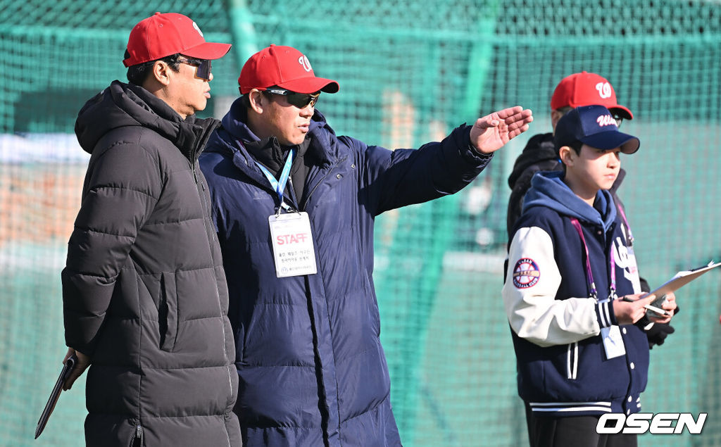 13일 울산 문수야구장에서 울산 웨일즈 트라이아웃이 열렸다. 정원 35명 모집에 무려 230명이 지원한 KBO 퓨처스리그 최초의 시민구단 울산 웨일즈는 13·14일 이틀간의 트라이아웃을 거쳐 15일 합격자를 발표한다.울산 웨일즈 장원진 감독과 최기문 코치가 트라이아웃을 지켜보고 있다. 2026.01.13 / foto0307@osen.co.kr