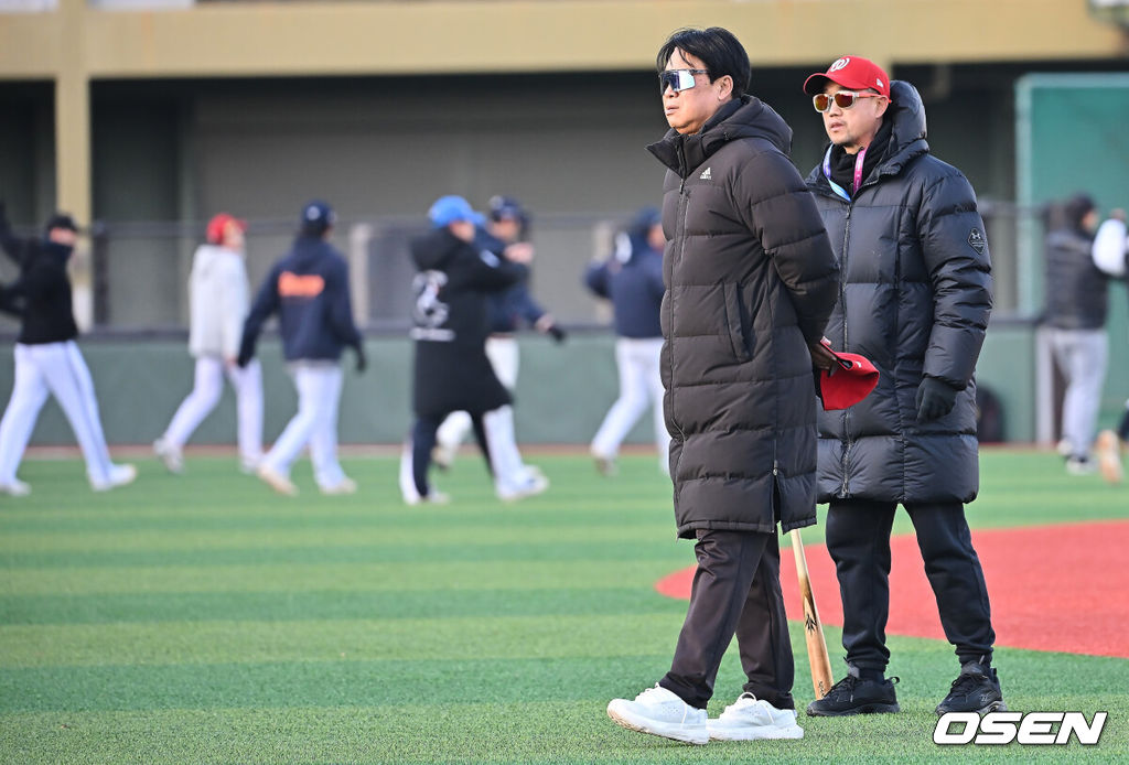 13일 울산 문수야구장에서 울산 웨일즈 트라이아웃이 열렸다. 정원 35명 모집에 무려 230명이 지원한 KBO 퓨처스리그 최초의 시민구단 울산 웨일즈는 13·14일 이틀간의 트라이아웃을 거쳐 15일 합격자를 발표한다.울산 웨일즈 장원진 감독과 코치들이 트라이아웃을 지켜보고 있다. 2026.01.13 / foto0307@osen.co.kr